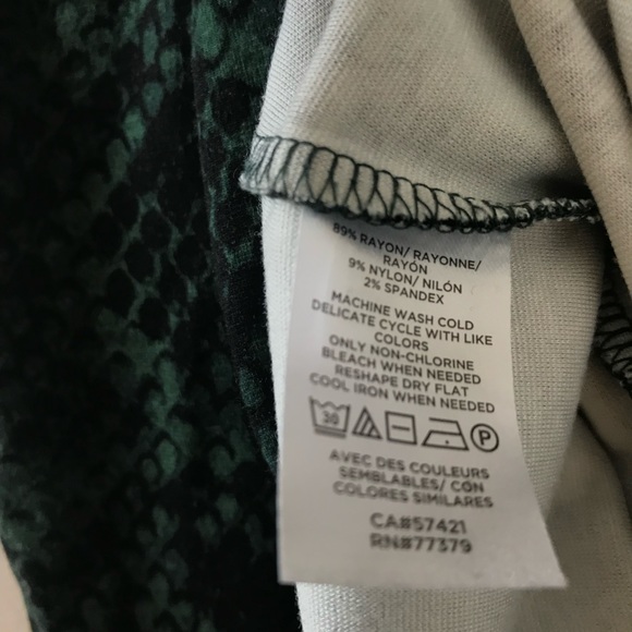 Ann Taylor - Green Velvety snakeskin pattern top - M - Picture 6 of 8